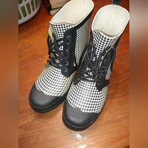 Henry Ferrera Rain Boot, Waterproof, Black & White Houndstooth, Size 9, … - Picture 4 of 11